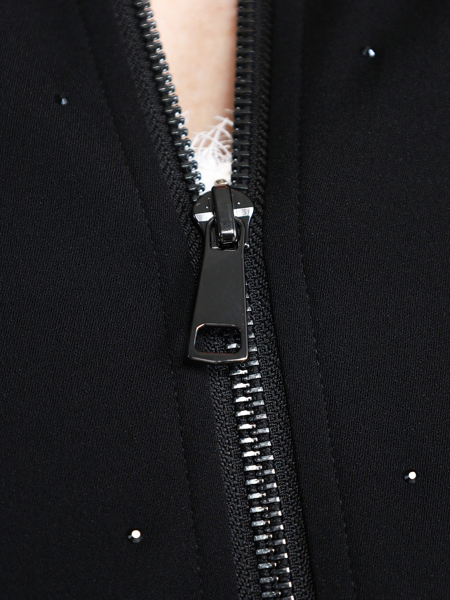 Куртка черного цвета со стразами